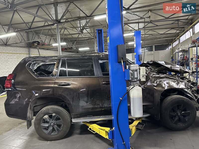 Позашляховик / Кросовер Toyota Land Cruiser Prado 2019 в 