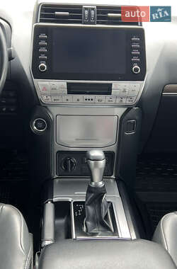 Внедорожник / Кроссовер Toyota Land Cruiser Prado 2022 в 