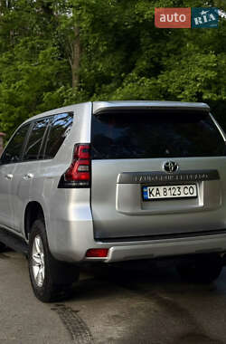Позашляховик / Кросовер Toyota Land Cruiser Prado 2017 в 