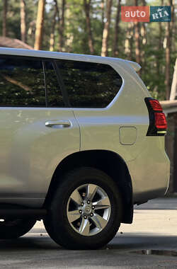 Позашляховик / Кросовер Toyota Land Cruiser Prado 2017 в 