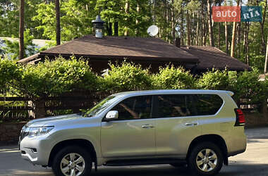 Позашляховик / Кросовер Toyota Land Cruiser Prado 2017 в 