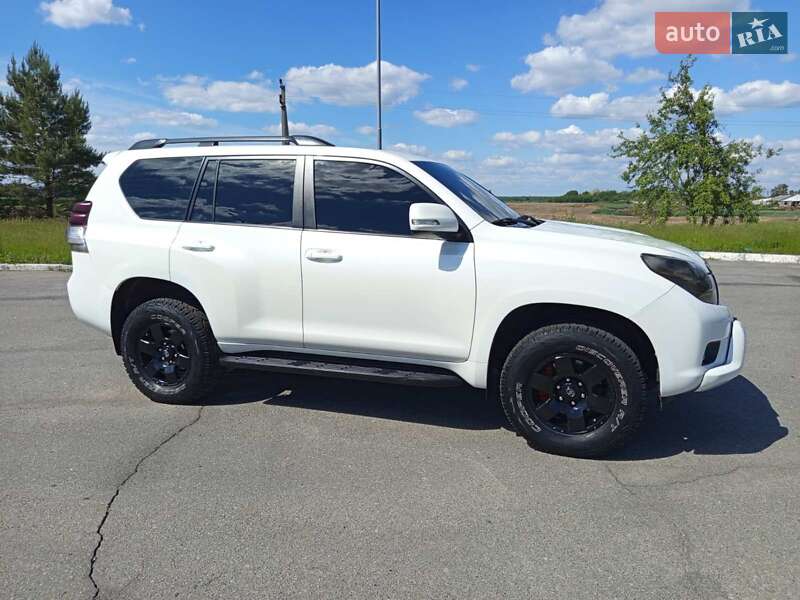 Внедорожник / Кроссовер Toyota Land Cruiser Prado 2011 в Мене