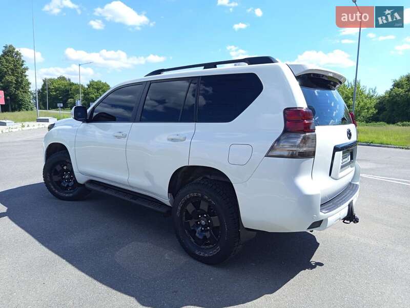 Внедорожник / Кроссовер Toyota Land Cruiser Prado 2011 в Мене