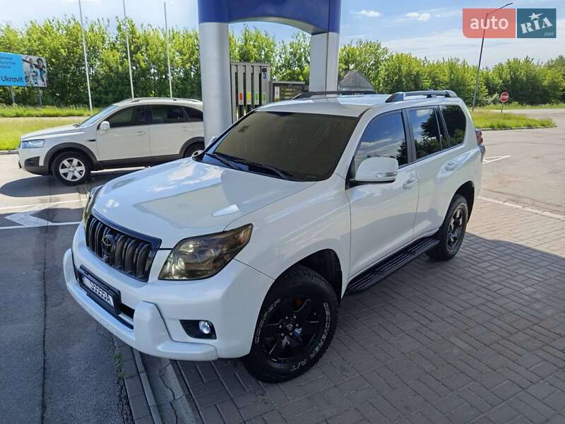 Внедорожник / Кроссовер Toyota Land Cruiser Prado 2011 в Мене