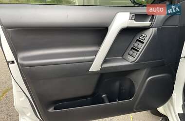 Внедорожник / Кроссовер Toyota Land Cruiser Prado 2020 в 