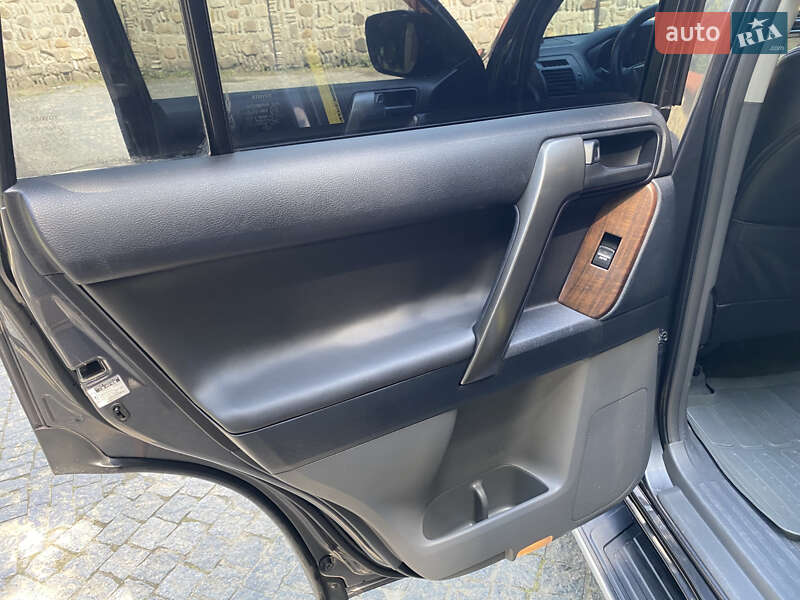 Внедорожник / Кроссовер Toyota Land Cruiser Prado 2011 в Черновцах