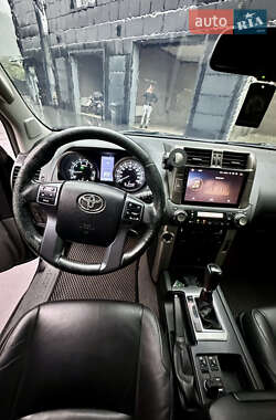 Внедорожник / Кроссовер Toyota Land Cruiser Prado 2010 в 