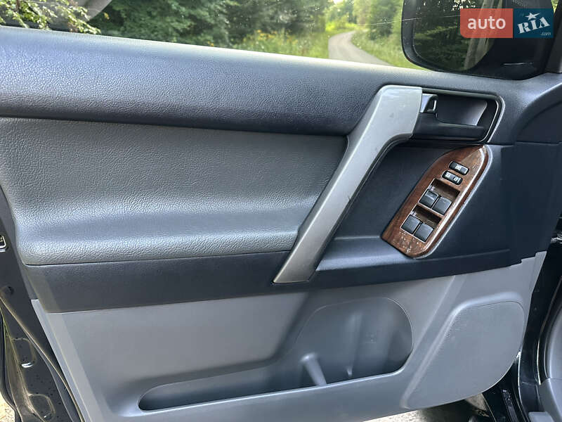 Позашляховик / Кросовер Toyota Land Cruiser Prado 2010 в Івано-Франківську