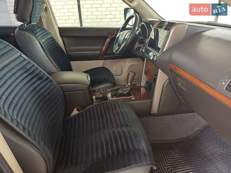 Внедорожник / Кроссовер Toyota Land Cruiser Prado 2010 в Александрие