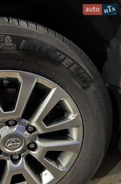 Внедорожник / Кроссовер Toyota Land Cruiser Prado 2019 в 