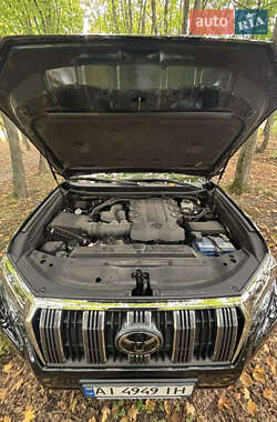 Внедорожник / Кроссовер Toyota Land Cruiser Prado 2020 в 