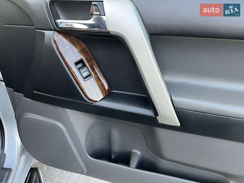 Позашляховик / Кросовер Toyota Land Cruiser Prado 2011 в Ужгороді