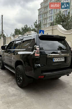 Внедорожник / Кроссовер Toyota Land Cruiser Prado 2022 в 