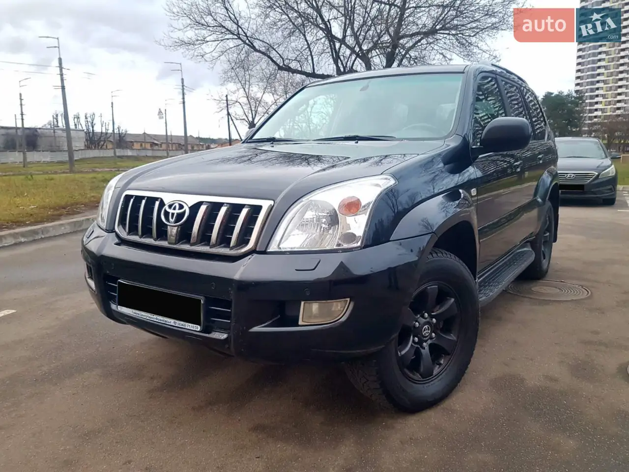 Офіційний.Перший і єдиний власник з автосалону. Машина не бита, не фарбувалася и ніколи не полірувалася і т.д.. Найбільш Максимальна Комплектація. Повністю обслужена і не потребує ніяких вкладень. Рама і кузов без іржі. Двигун, коробка передач, мости, роздатка, пневмопідвіска і т.д. все працює відмінно. Ходова частина обслужена. Салон на свої роки у відмінному стані. Торг мінімальний біля авто.