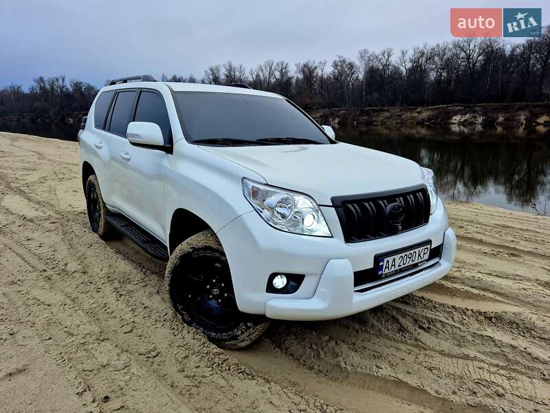 Внедорожник / Кроссовер Toyota Land Cruiser Prado 2011 в Мене