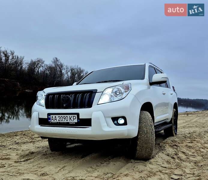 Внедорожник / Кроссовер Toyota Land Cruiser Prado 2011 в Мене