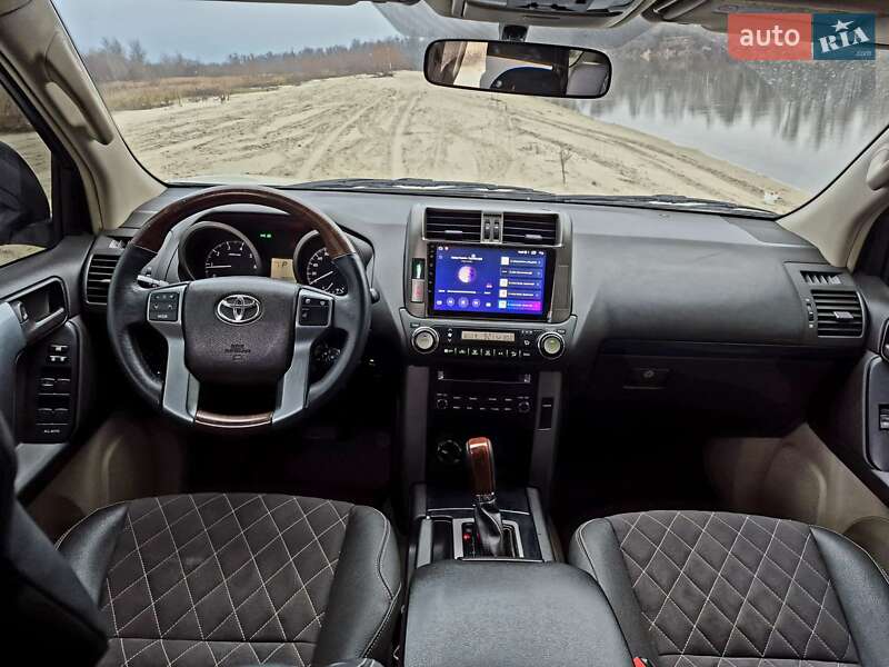 Внедорожник / Кроссовер Toyota Land Cruiser Prado 2011 в Мене