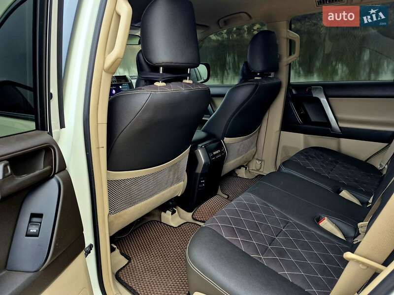 Внедорожник / Кроссовер Toyota Land Cruiser Prado 2011 в Мене