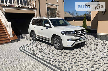 Позашляховик / Кросовер Toyota Land Cruiser 2017 в 