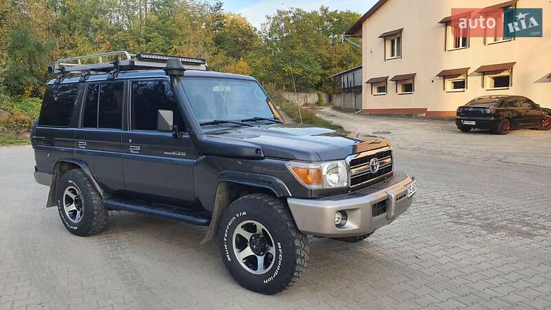 Внедорожник / Кроссовер Toyota Land Cruiser 2010 в Черновцах