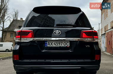 Позашляховик / Кросовер Toyota Land Cruiser 2017 в 