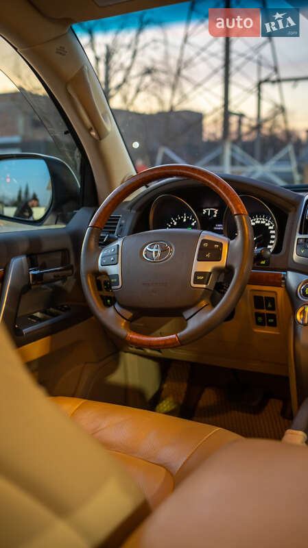 Позашляховик / Кросовер Toyota Land Cruiser 2013 в Чернівцях
