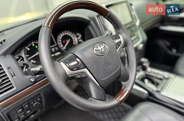 Внедорожник / Кроссовер Toyota Land Cruiser 2017 в 