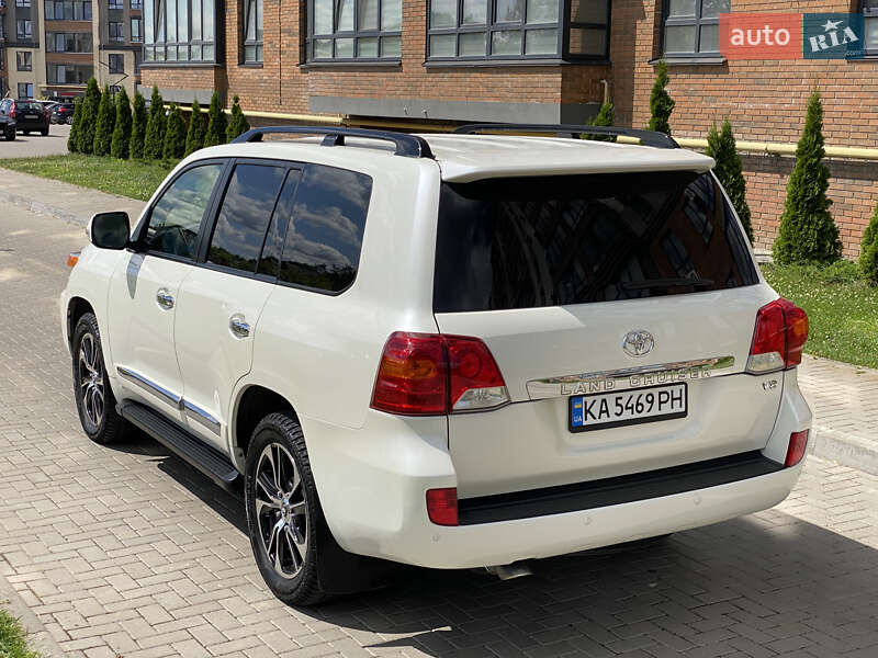 Позашляховик / Кросовер Toyota Land Cruiser 2013 в Києві