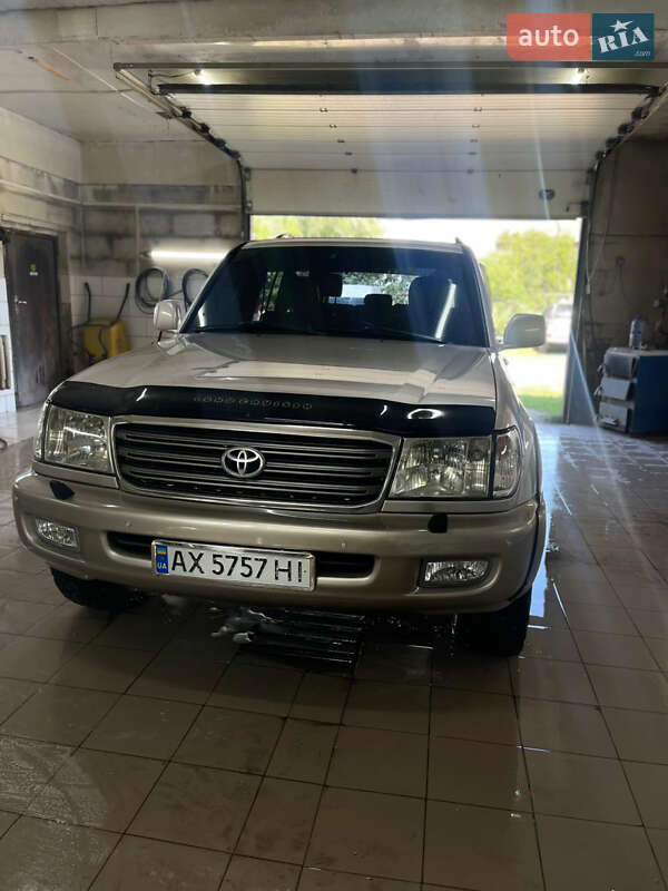 Позашляховик / Кросовер Toyota Land Cruiser 2003 в  фото Позашляховик / Кросовер Toyota Land Cruiser 2003 в