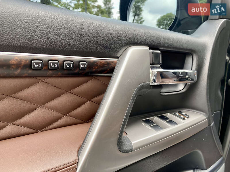 Внедорожник / Кроссовер Toyota Land Cruiser 2012 в Сваляве
