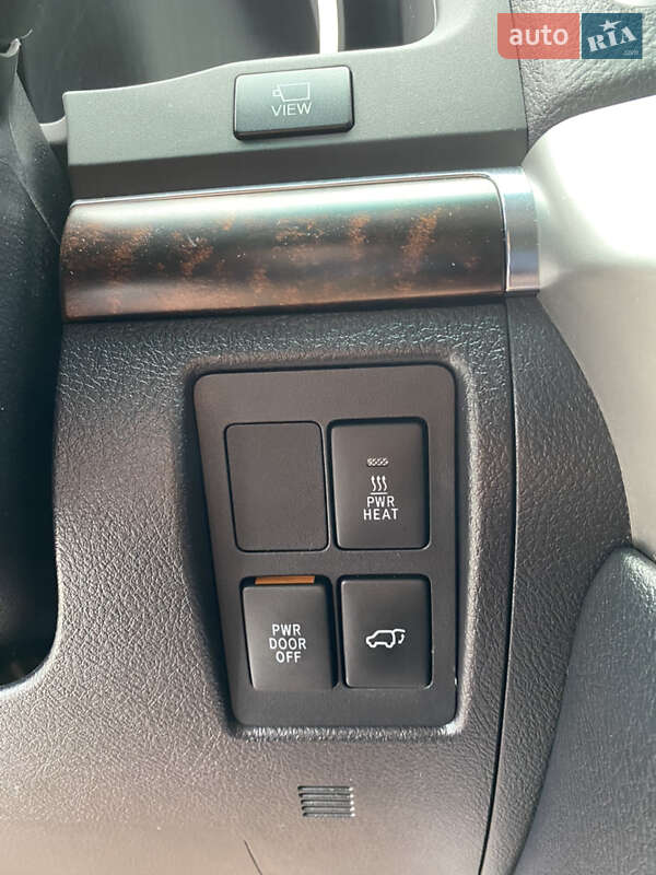 Внедорожник / Кроссовер Toyota Land Cruiser 2012 в Сваляве