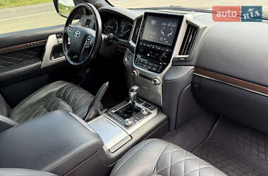 Внедорожник / Кроссовер Toyota Land Cruiser 2018 в 