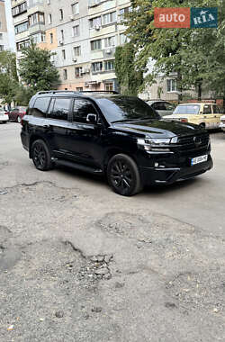 Внедорожник / Кроссовер Toyota Land Cruiser 2017 в 