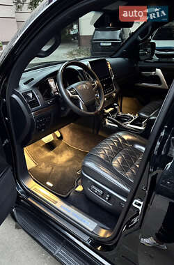 Внедорожник / Кроссовер Toyota Land Cruiser 2017 в 