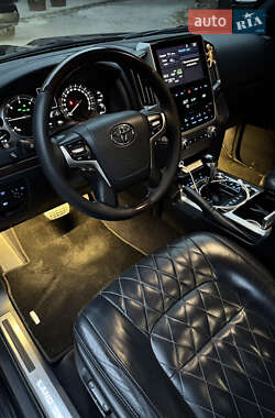 Внедорожник / Кроссовер Toyota Land Cruiser 2017 в 