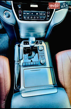 Внедорожник / Кроссовер Toyota Land Cruiser 2020 в 