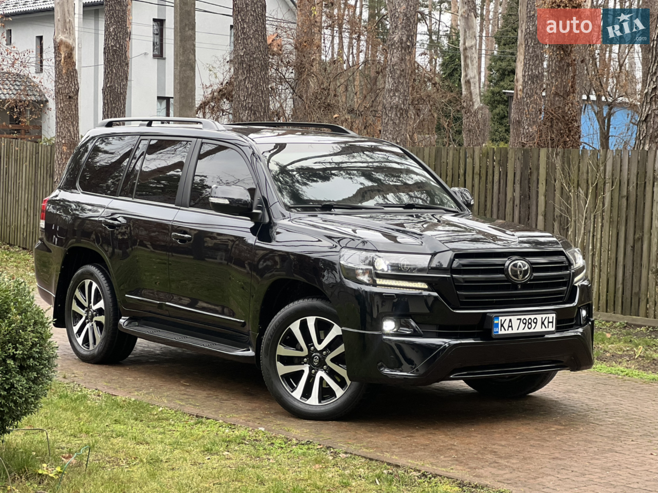 Офіційний,стан ідеальний для своїх років.
Любе ваше сто для перевірки.авто тільки після повного то.без ДТП,все в оригіналі,скло все рідне в тому числі і лобове.
комплектація premium.