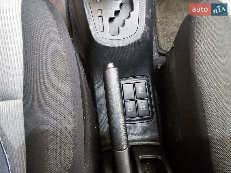 Хетчбек Toyota Prius C 2016 в Чернівцях