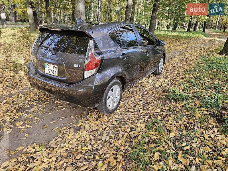 Хетчбек Toyota Prius C 2016 в Чернівцях
