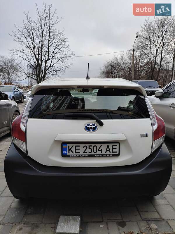 Хетчбек Toyota Prius C 2013 в Дніпрі