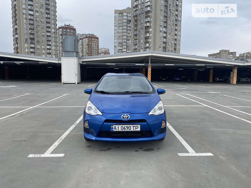 Хэтчбек Toyota Prius C 2014 в Киеве