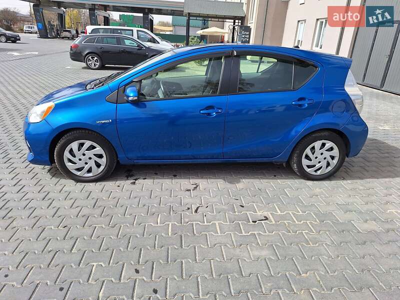 Хэтчбек Toyota Prius C 2014 в 