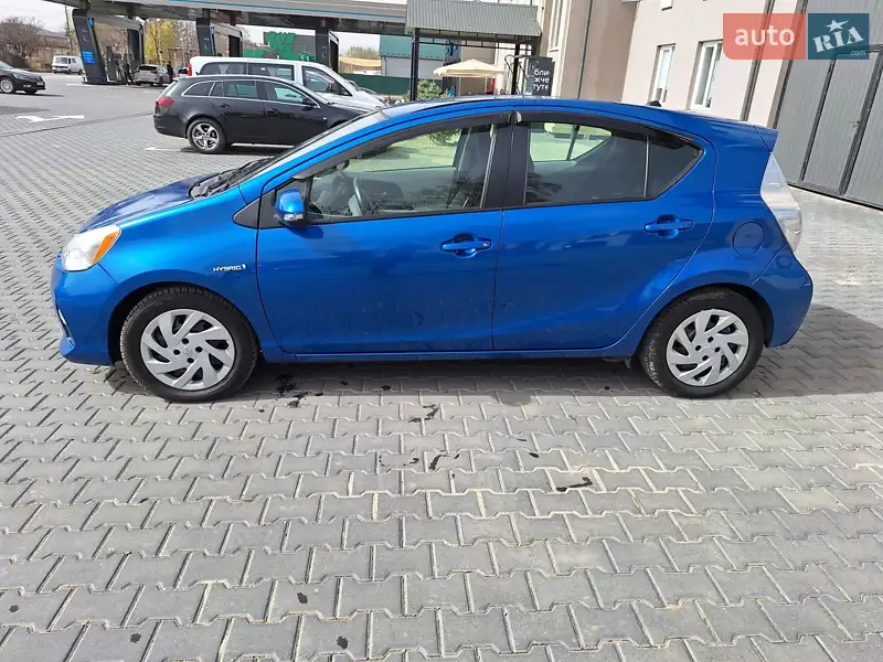 Хэтчбек Toyota Prius C 2014 в 