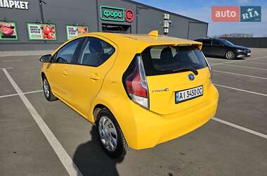 Хетчбек Toyota Prius C 2015 в 