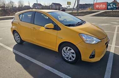 Хетчбек Toyota Prius C 2015 в 