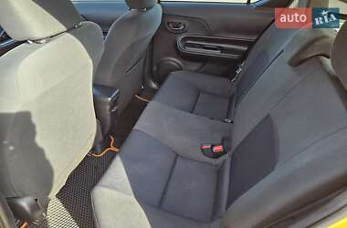 Хетчбек Toyota Prius C 2015 в 
