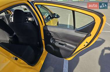 Хетчбек Toyota Prius C 2015 в 