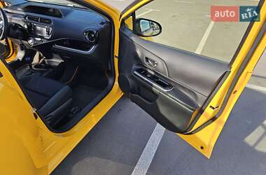 Хетчбек Toyota Prius C 2015 в 