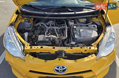 Хетчбек Toyota Prius C 2015 в 