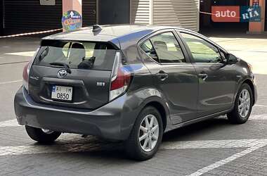 Хетчбек Toyota Prius C 2015 в 